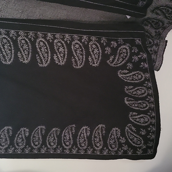 Forever 21, unisex one size fits all shawl. - Picture 5 of 6